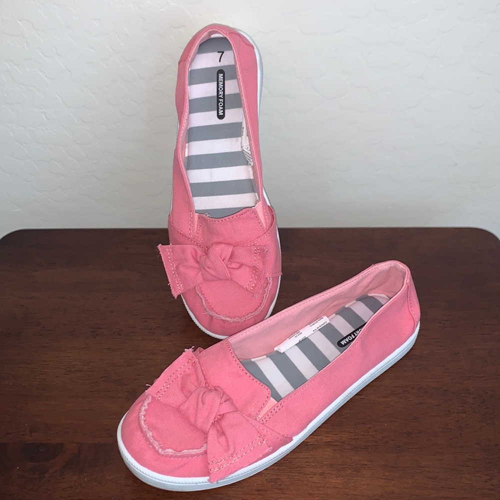 TIME & TRU SIZE 7 MEMORY FOAM SLIP ON SHOES